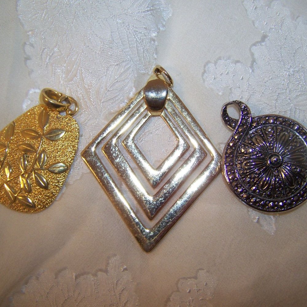 Vintage Pendants Charms Lisner Faux Pearl Flower 3 - Picture 2 of 9